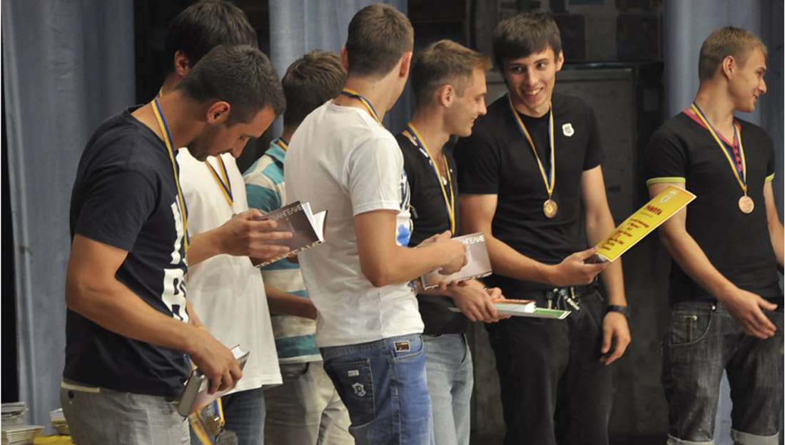 Студенты ШБС представили Евангелие на рабочем столе футболистам